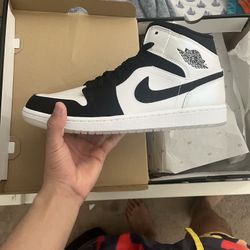Jordan 1 Mid 