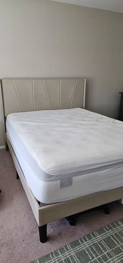 Bedframe queen size