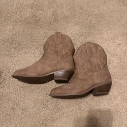 Short brown Cowgirl Boots