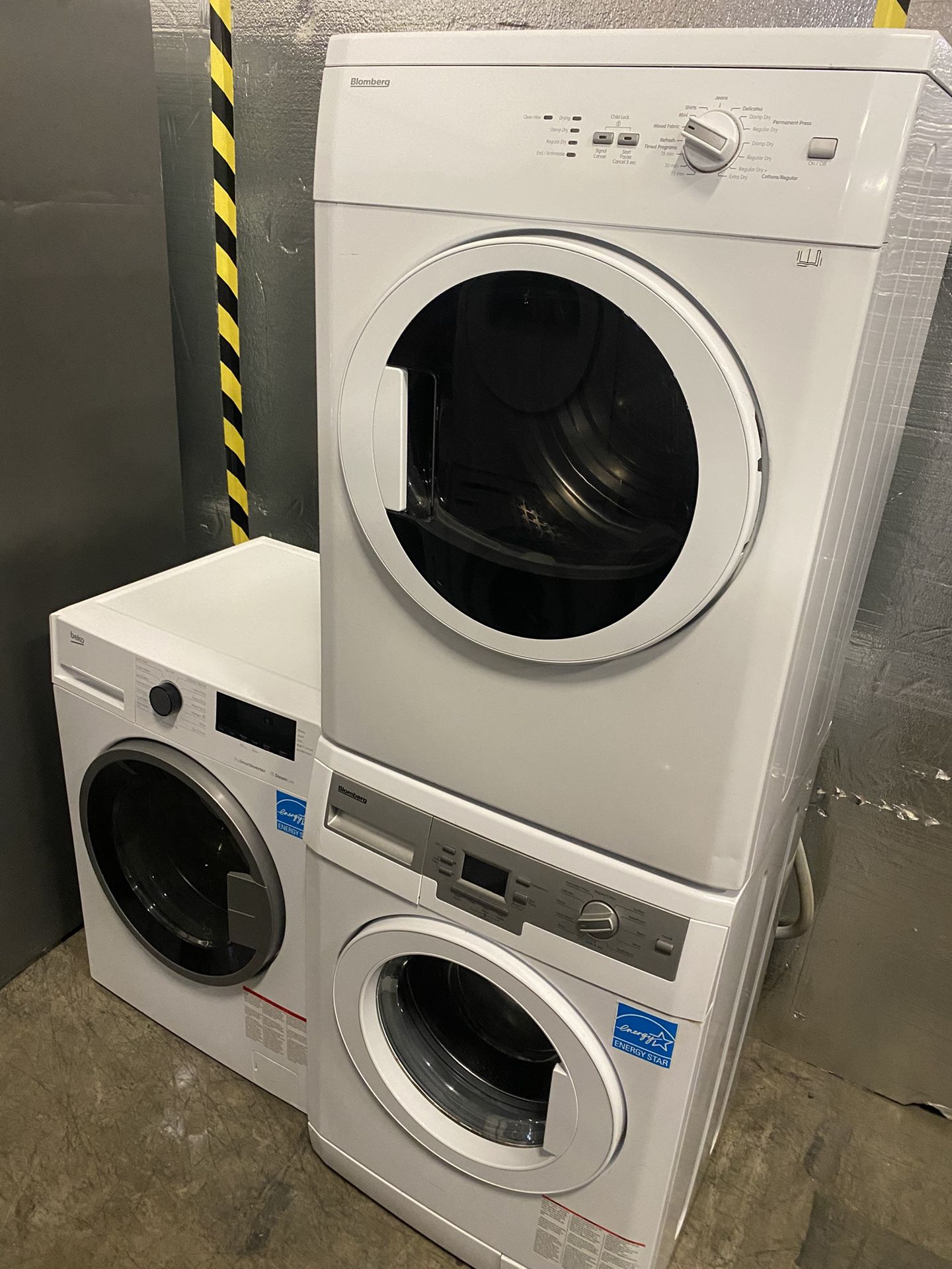 24” BLOMBERG WASHER AND DRYER SET COMPACT ELECTRIC WARRANTY ATTACHMENTS WARRANTY 