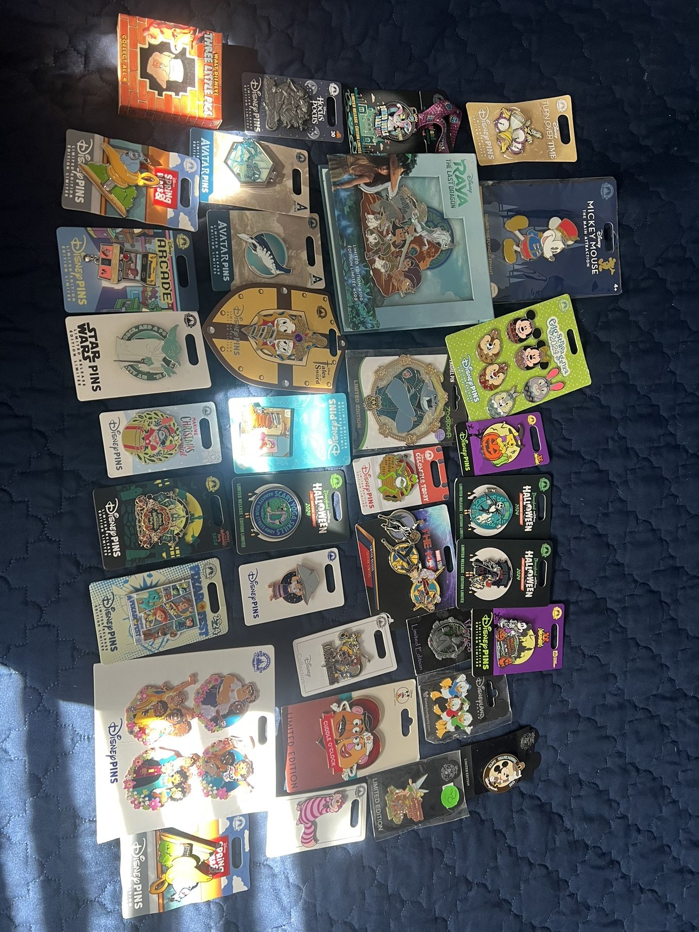 Huge DISNEY PIN LOT