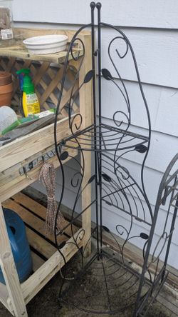 Fold up corner plant stand