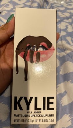 Kylie lipstick and lip liner color: Mink