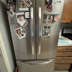Like New Stainless Steel Refrigerator w/icemaker