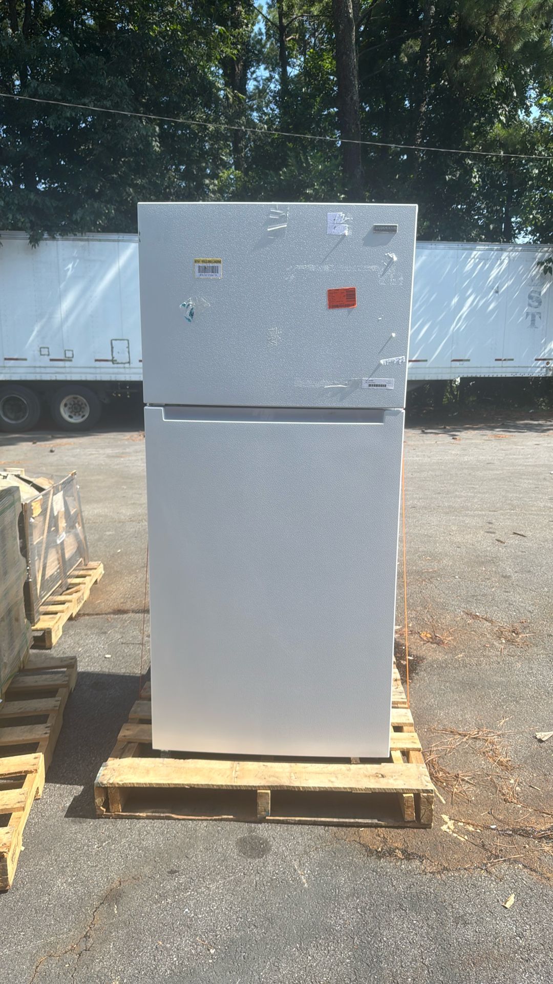 Vissani 18 cu. ft. Top Freezer Refrigerator DOE in White