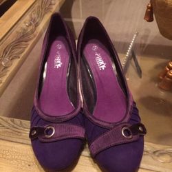 Purple dress shoes for a woman 8.5 size