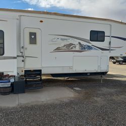 2010 Big Horn 5 Wheel  In Good Condition 