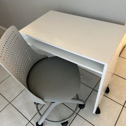 Modern Kids Small Desk And Chair