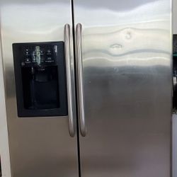 GE Kitchen Appliances 2 Door Refrigerator, Dishwasher, Cooking Range, Microwave