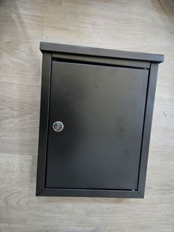 Chelsea locking mailbox