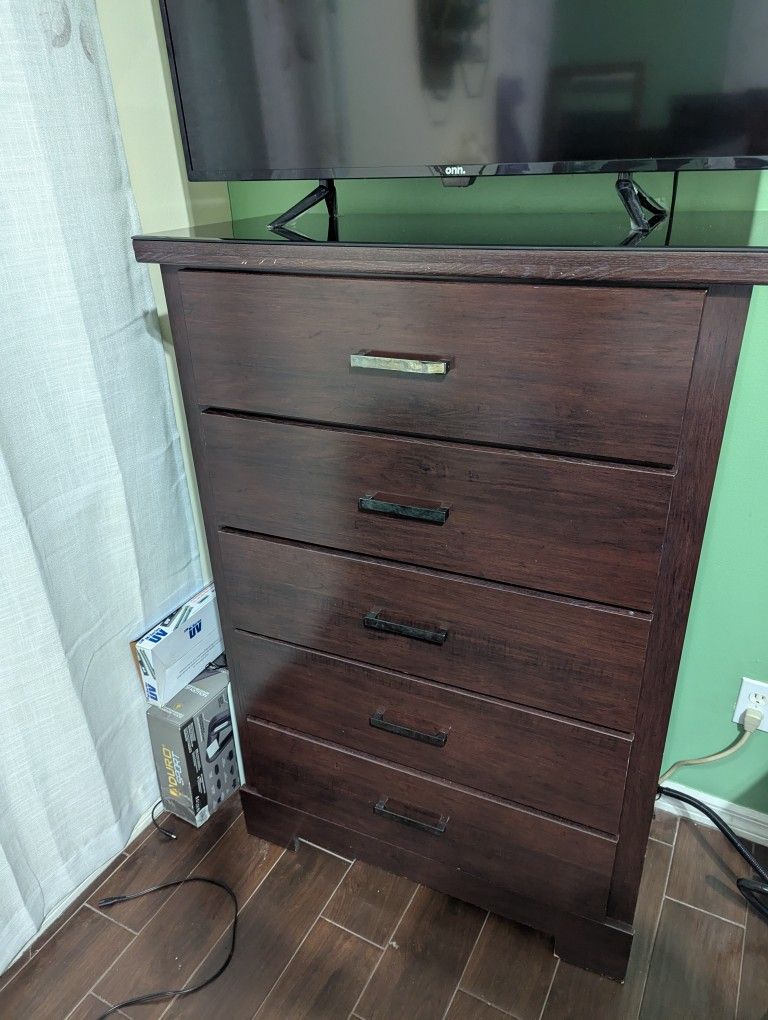King Headboard With Dresser And Chest