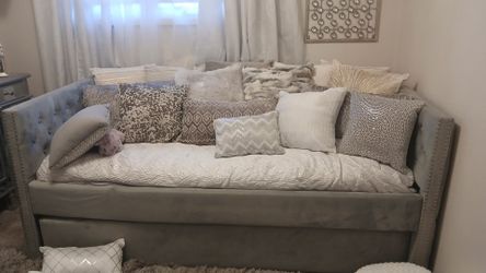 Gray Velvet Tufted Daybed with Trundle