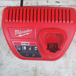 MILWAUKEE  M12 CHARGER