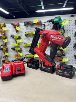 MILWAUKEE M18 FUEL 18-GAUGE NARROW CROWN STAPLER COMBO USED