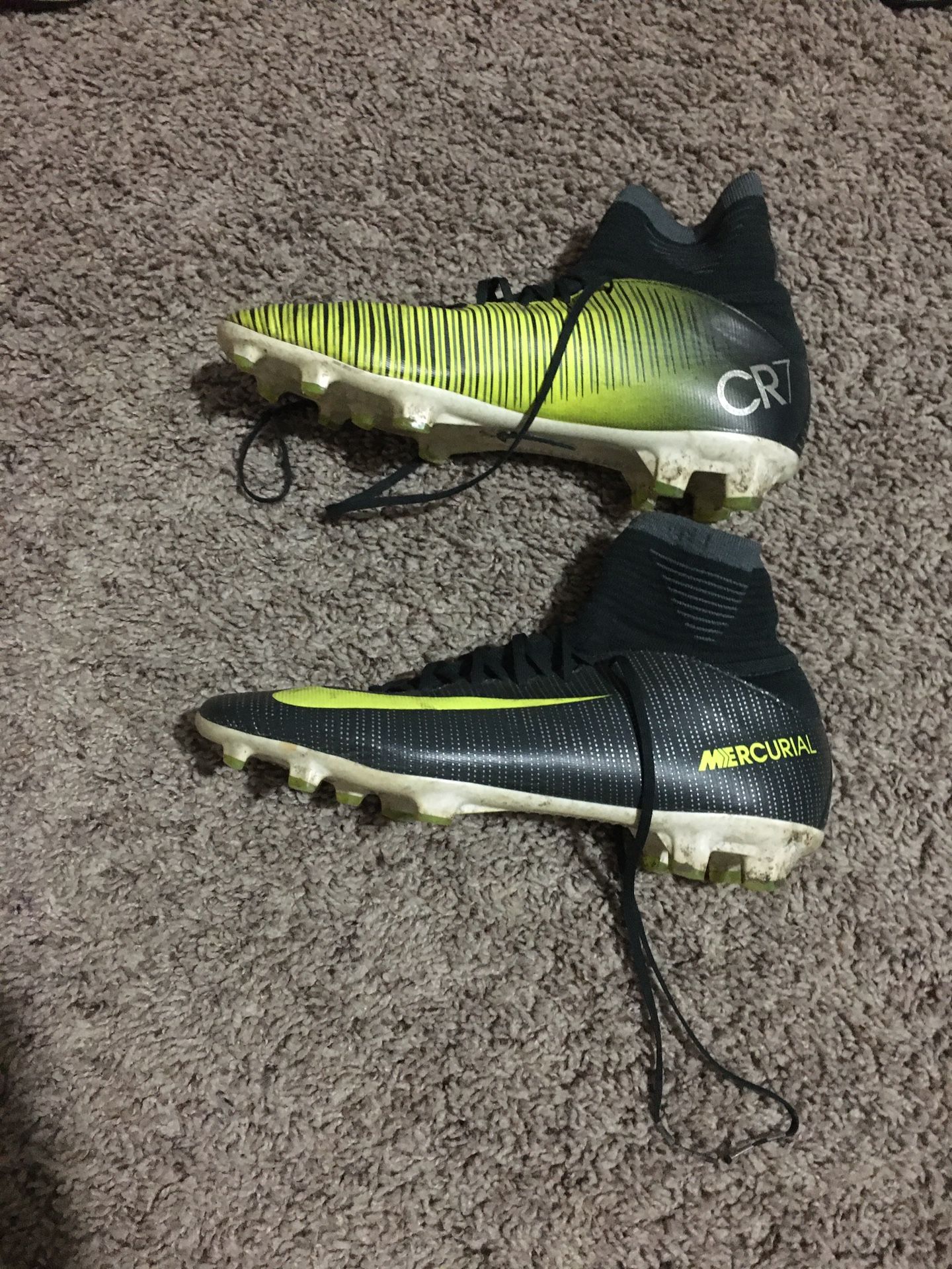 Soccer shoes