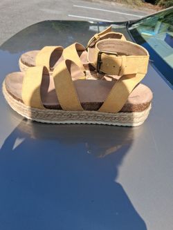 Universal Thread Size 8 Gold 