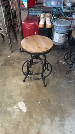 3x Adjustabke Barstools