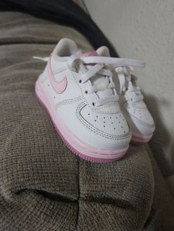 Nike girls shoes 4C