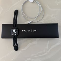 Apple Watch SE 40mm WiFi GPS with accessories and box