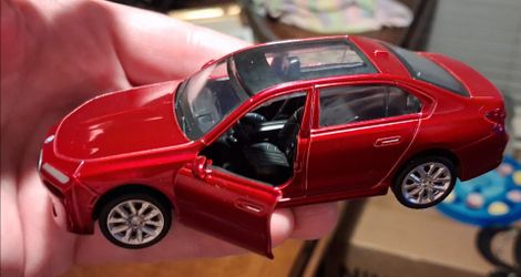 BMW i7 1/32 Diecast Metal Luxory Sedan Model Car  Opening Doors Officially Licensed