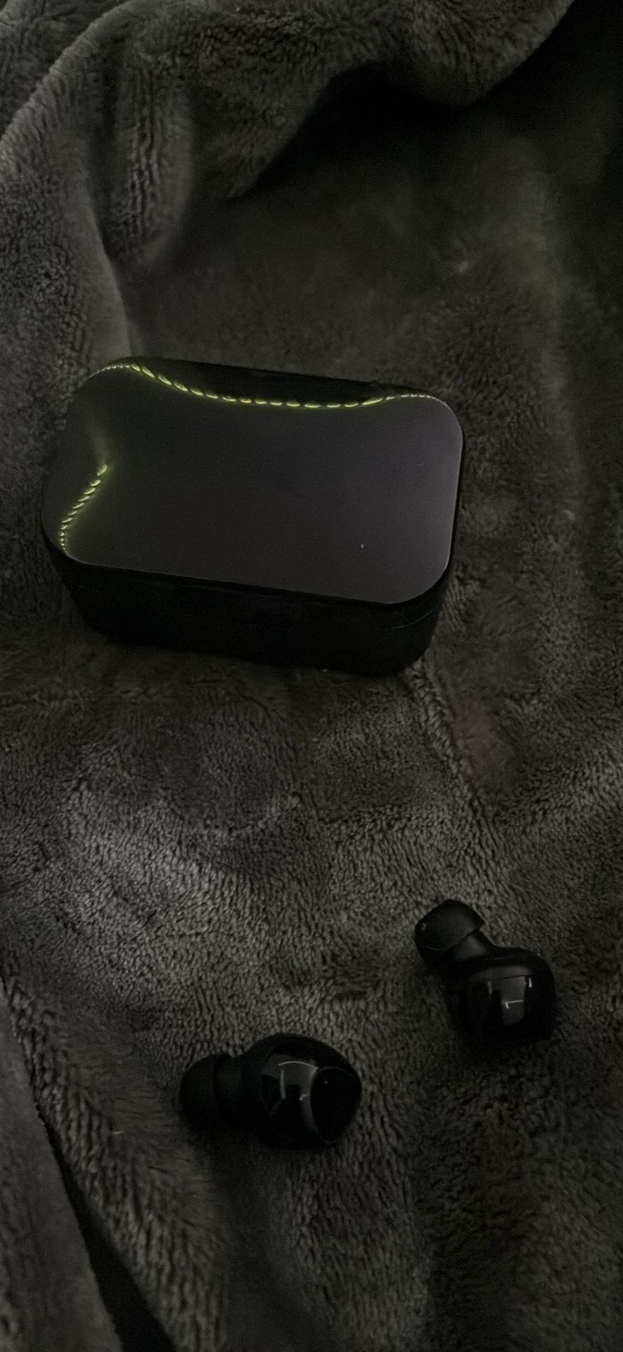 YD02 True Wireless Stereo (TWS) earphones.
