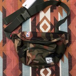 Herschel Supply Los Angeles Lakers Seventeen Hipsack Camo Fanny Pack “NWT”