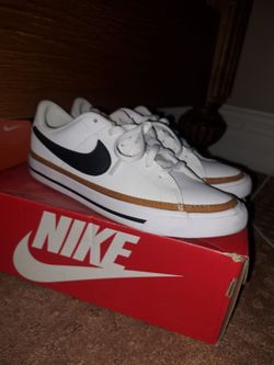 White Nike lowtops