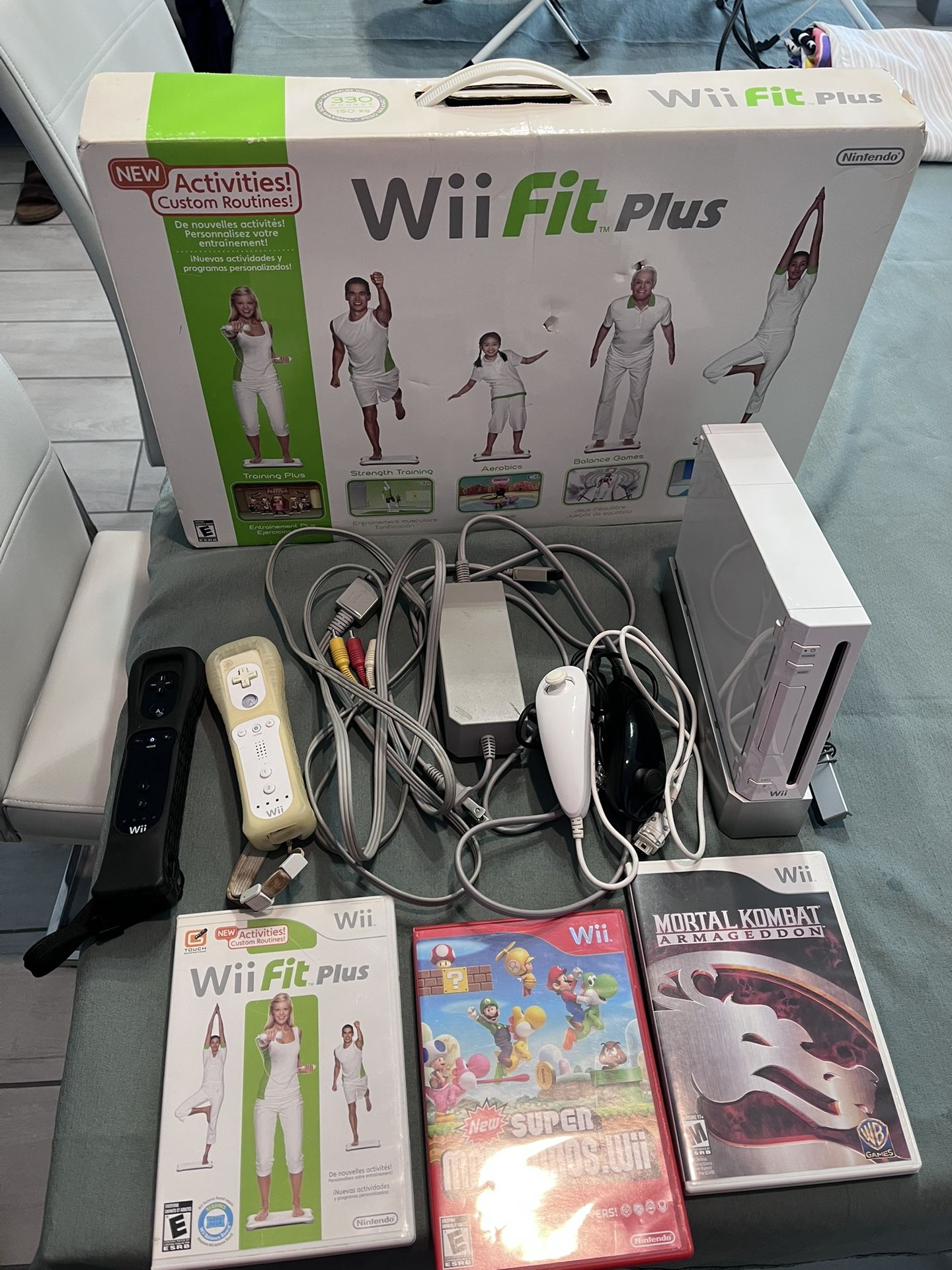 Nintendo Wii Plus 4 Controllers And 1 Pad/3 Games