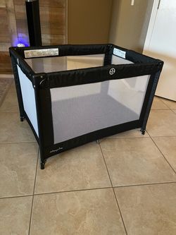 Dream On Me Play Yard Excellent Condition