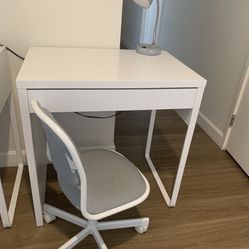 New Desk Never Used Included Lump And Chair And Trash 🗑️ Everything Is New 