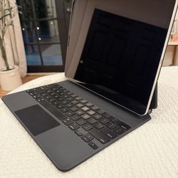 Apple iPad Pro 12.9 WiFi - Cellular 5G Fully Unblocked 5th Gen 128 GB With Original Apple Magic Keyboard 