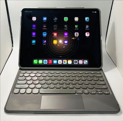 Apple Ipad Pro 12.9” 6th Gen 128GB with Keyboard