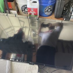 50 Inch Emerson Flatscreen Tv With Wall Mount