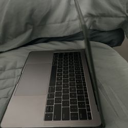 Macbook pro 2017 + charger 