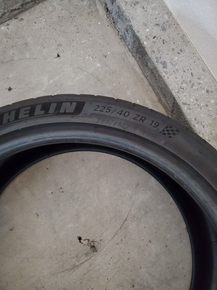 225 40 19 Michelin Pilot Sport 4S 80%