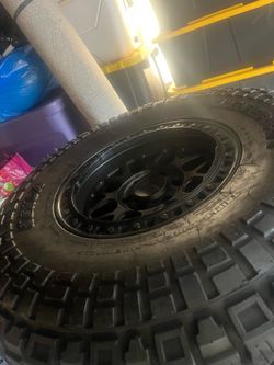 37x12.50R17 tire and rim