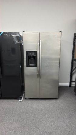 Refrigerator side by side