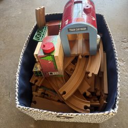 Thomas The Train Wooden Tracks And Bridge & Car Wash 