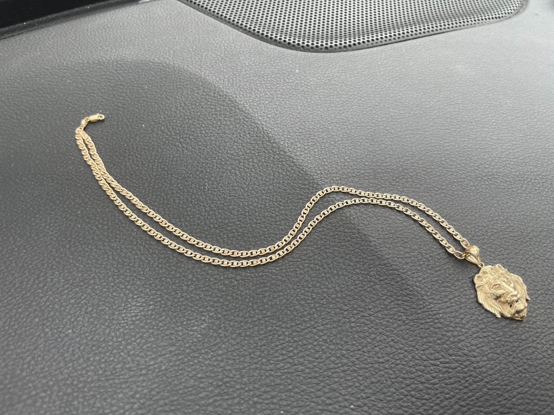 10K mariner link chain & 10K lion pendant