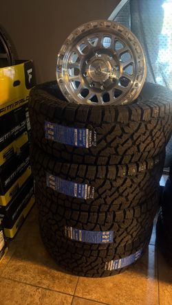Arena Wheels – 17x9, 8x170 ⚫ Tormenta A/T2 Tires – 35x12.50R17 LT, 12PR
