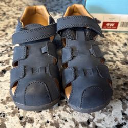 Nuevos  En Su Caja   Y Las Ugg. Solo. Size 8