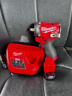 Milwaukee M12 FUEL 12V Lithium-Ion Brushless Cordless Stubby 1/2 in. Impact Wrench eith battery and charger