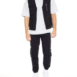 New Woven V-Neck Utility Vest & Woven Cargo Joggers Set, Size XXL (Black)  Utility Vest (XXL) 