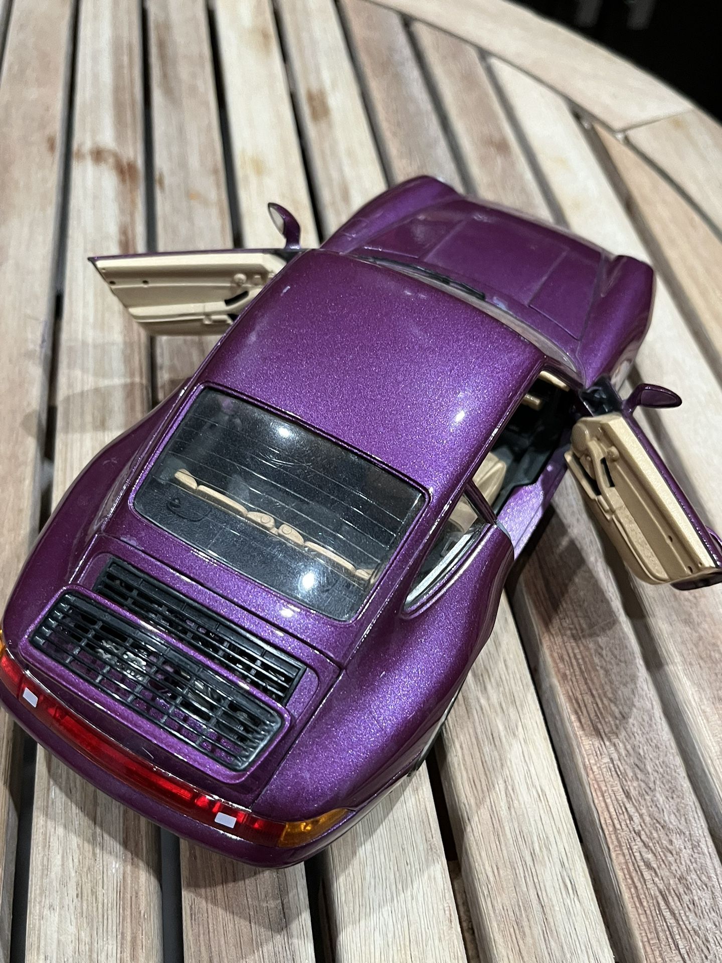 Porsche 911 1993 Carrera 1:18 Burago executive 993 Purple Spoiler