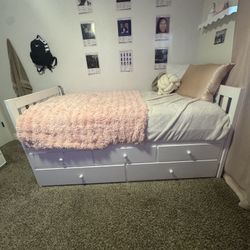 Twin Trundle Bed / Drawers