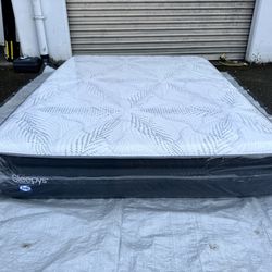 Queen mattress Sealy sleepys pillow top (mattress only) extra charge delivery   Never slept on/// this mattress is from display store     Available fo