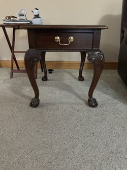 THOMASVILLE MAHOGANY COLLECTION CHIPPENDALE STYLE BALL AND CLAW SIDE TABLE