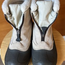 Columbia Woman’s Snow Boots (size 8)