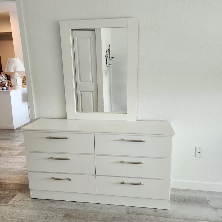 Dresser With Mirror  // Comoda Con Espejo 