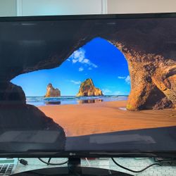 32” LG Monitor  - 6 To Sell